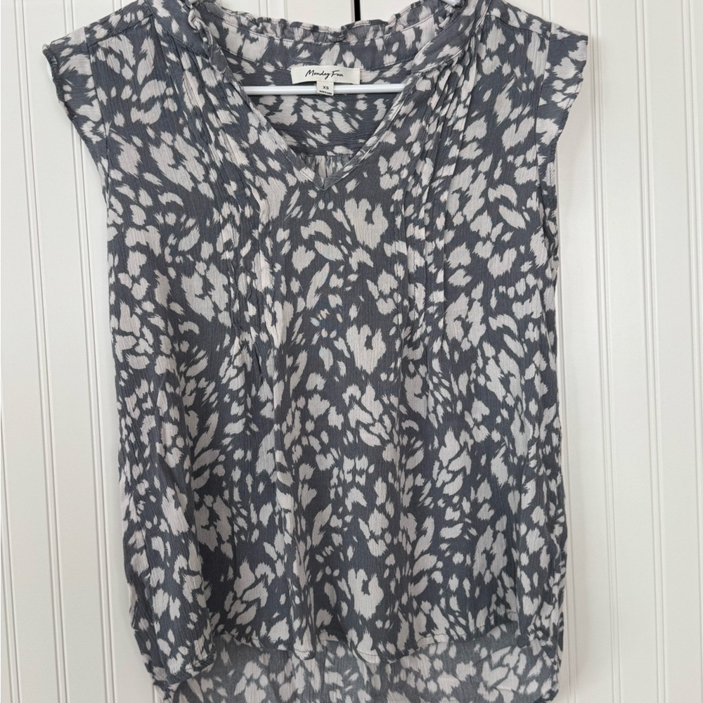 Monday Fun Summer Alvena Women's Gray and White Blouse - Size XS